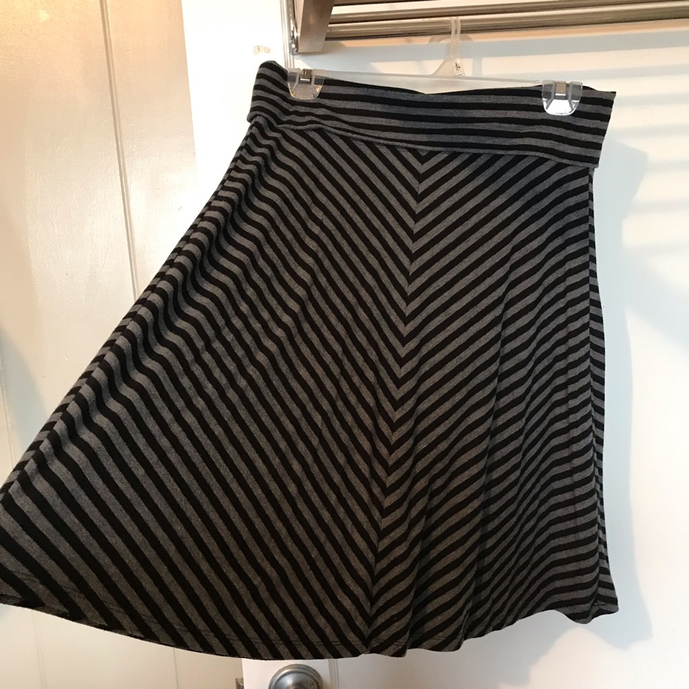 Old Navy fold over A-line black & gray skirt